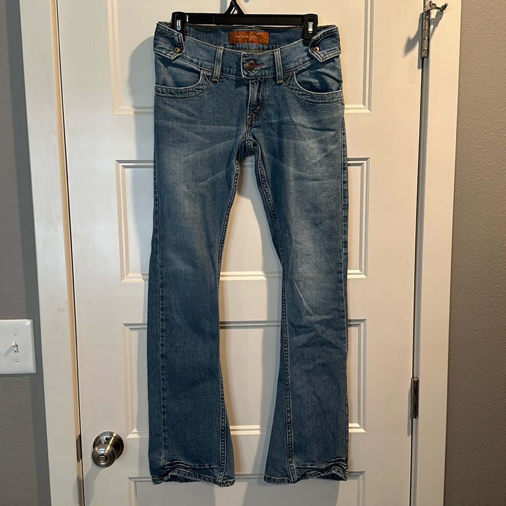 Levis jeans. Preowned. 15”waist 7 1/2” rise 31 inseam.ruched ankle unique detail
